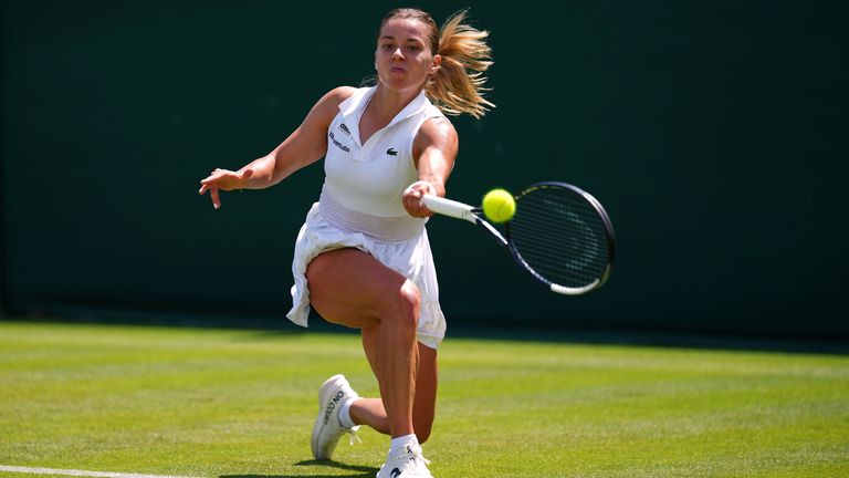 Maja Chwalinska, da Polônia, devolve a bola durante a partida individual feminina do Campeonato de Tênis de Wimbledon, em Londres, segunda-feira, 29 de junho