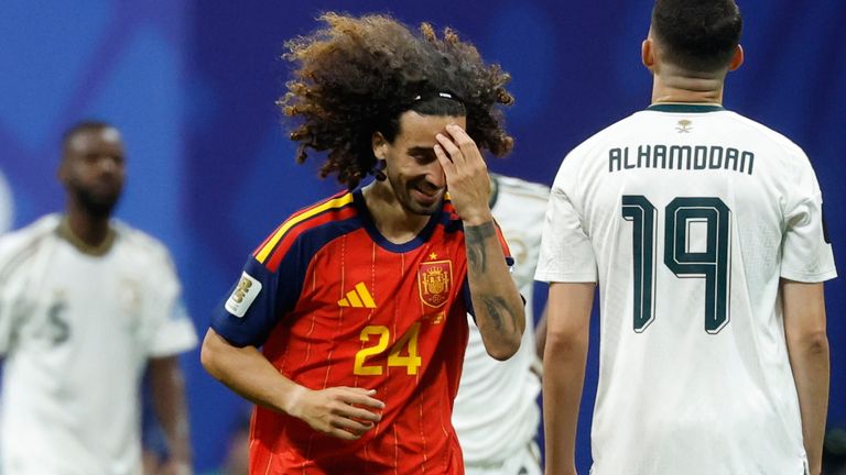 Marc Cucurella, da Espanha, reage após Hassan Altambakti, da Arábia Saudita, marcar um gol contra, fazendo 4 a 0 (AP Photo/Erik S.Lesser)