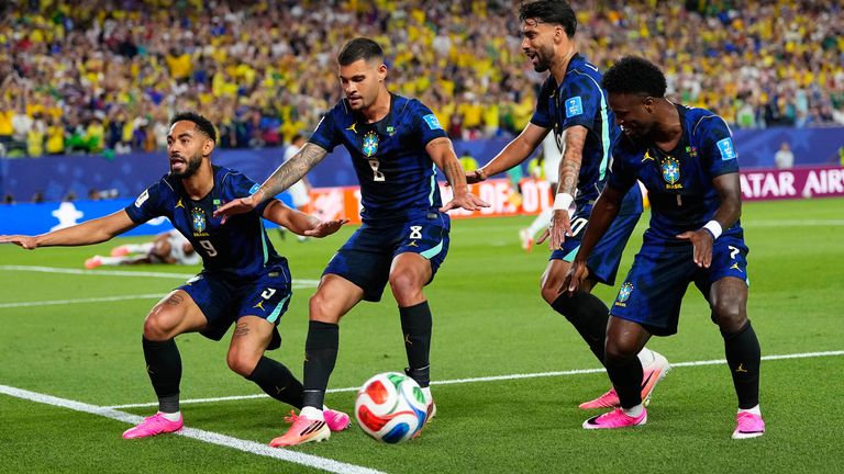 Matheus Cunha (9), do Brasil, comemora após marcar o primeiro gol de seu time com os companheiros durante a Copa do Mundo Gro
