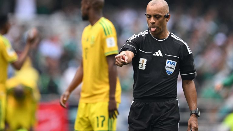 O árbitro brasileiro Wilton Sampaio – que apitou a derrota da Inglaterra na Copa do Mundo de 2022 para a França – mostrou algumas das novas regras 
