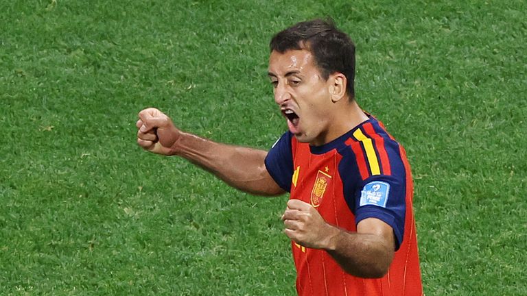Mikel Oyarzabal comemora seu primeiro gol pela Espanha