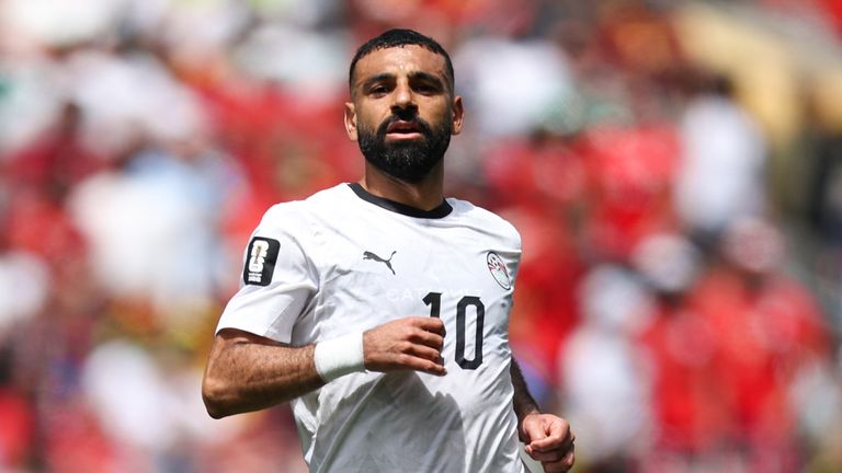 O atacante Mohamed Salah nº 10 do Egito observa durante a partida do Grupo G da Copa do Mundo FIFA 2026 entre Bélgica e Egito