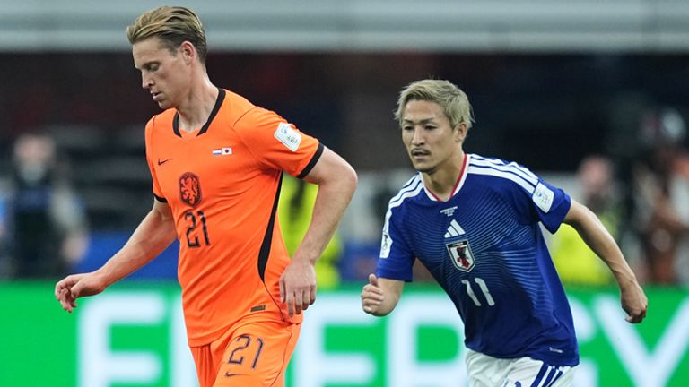 Netherlands' Frenkie de Jong (21) and Japan's Daizen Maeda chase the ball during a World Cup Group F soccer match in Arlington, Texas, near Dallas, Sunday, June 14, 2026. (AP Photo/Julio Cortez)