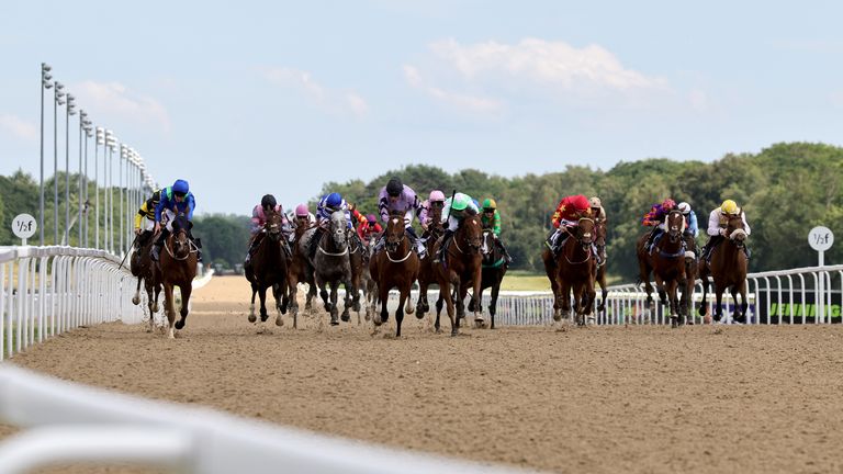 Believitanducan, montado por William Buick, a caminho da vitória do Northumberland Vase Handicap no Hipódromo de Newcastle