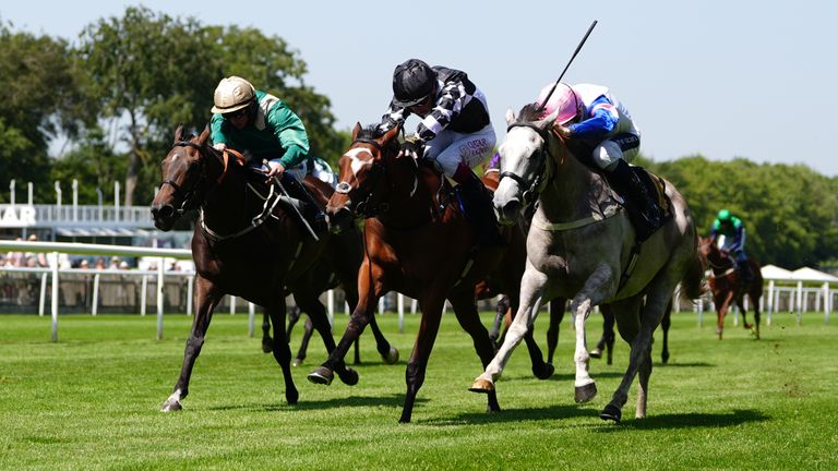 Glorious Game (black cap) and Havana Sprite (pink cap) could not be seperated in the Empress Fillies' Stakes