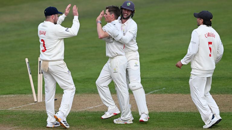 Fergus O'Neill took 5-39 as Nottinghamshire went top