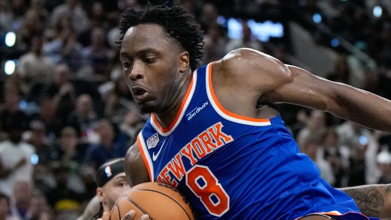New York Knicks forward OG Anunoby (8) rebounds as San Antonio Spurs guard Stephon Castle defends (AP Photo/Ross D. Franklin)
