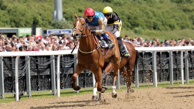 Paborus, montado por Callum Rodriguez, a caminho de vencer o JenningsBet Chipchase Stakes no Hipódromo de Newcastle