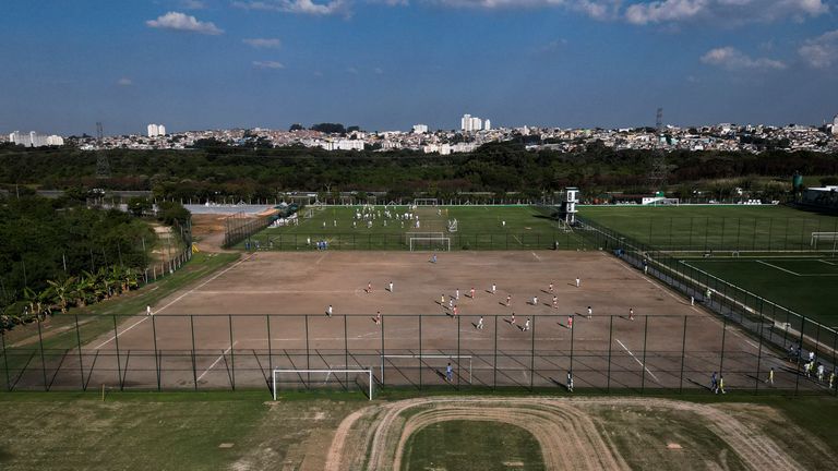 Vista da academia do Palmeiras que inclui campos de grama sintética e um campo de terra onde jogam as categorias sub-13 para desenvolver a criatividade