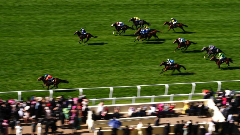 Green Carrera wins the Sandringham Stakes