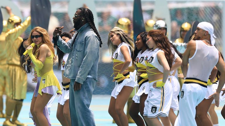 Shakira dançou com Burna Boy no Estádio Azteca – desta vez não houve pênalti de Diana Ross