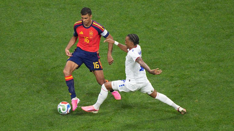 Spain's Rodri (16) battles for the ball against Cape Verde's Dailon Livramento 