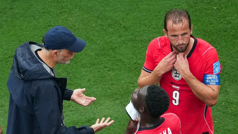 Thomas Tuchel fala com seus jogadores da Inglaterra durante uma pausa para hidratação contra o Panamá