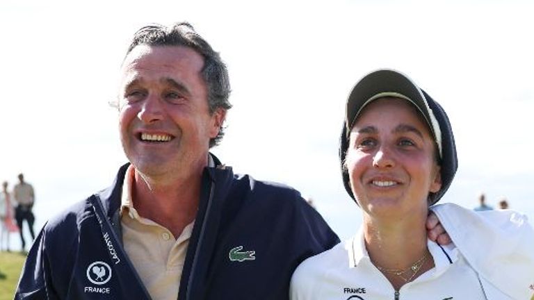 A francesa Valentine Delon abraçou seu pai, Antoine, após a vitória [image provided by R&A]