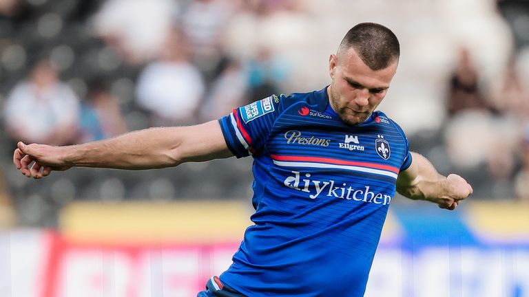  Max Jowitt (Wakefield) remata para a baliza.