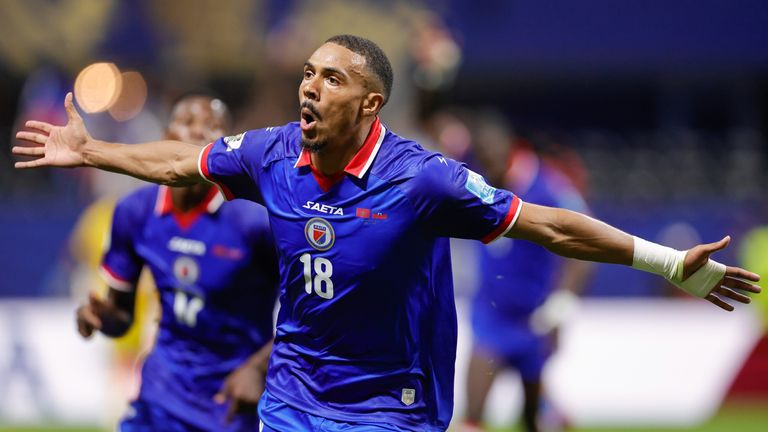 Wilson Isidor, do Haiti, comemora gol no primeiro tempo da partida do Grupo C contra o Marrocos (AP Photo/Stew Milne)