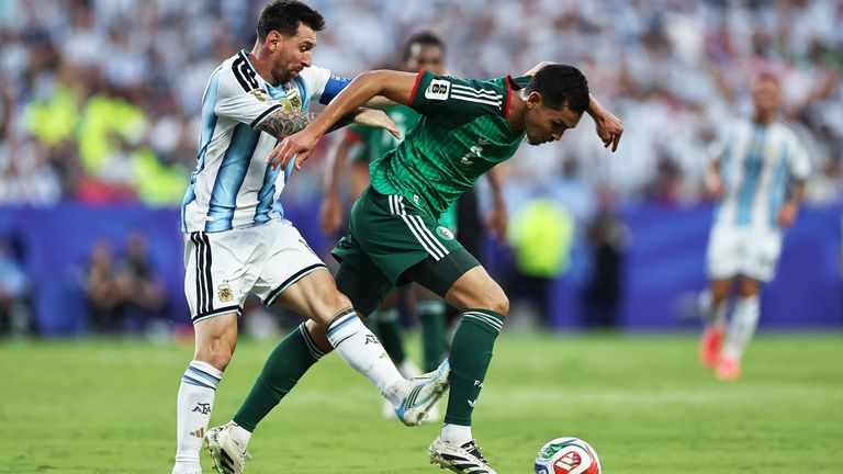 Lionel Messi fouls Aissa Mandi
