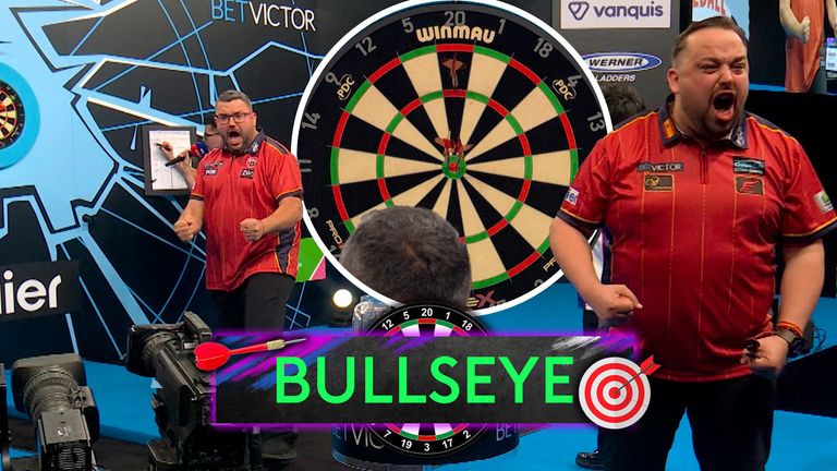 Cristo Reyes hits the bulls to checkout on an incredible 135 with his Spanish Jose Justicia teammate joining him to celebrate with a roar to the crowd afterwards.