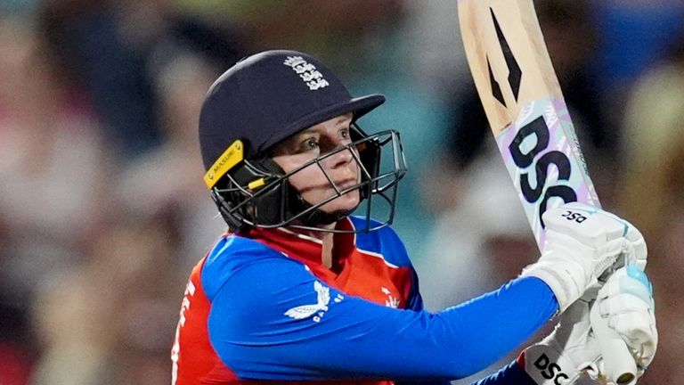 Danni Wyatt-Hodge struck an unbeaten 89 to lead England to a nine-wicket victory against New Zealand
