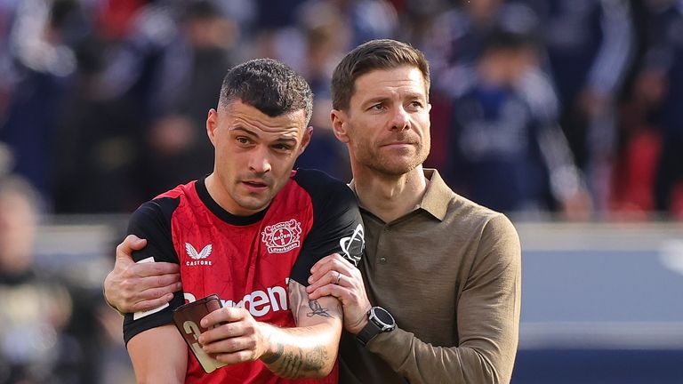 Xhaka trabalhou com o novo técnico do Chelsea, Xabi Alonso, no Bayer Leverkusen