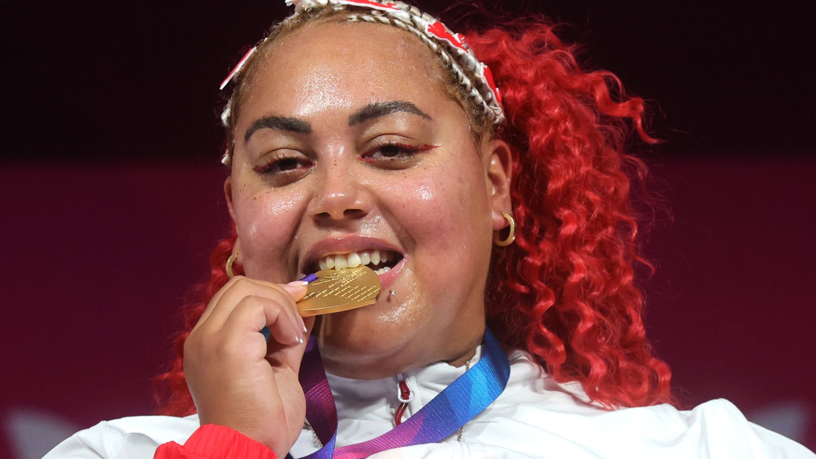 England's Campbell smashes Commonwealth Games record as she dances to gold