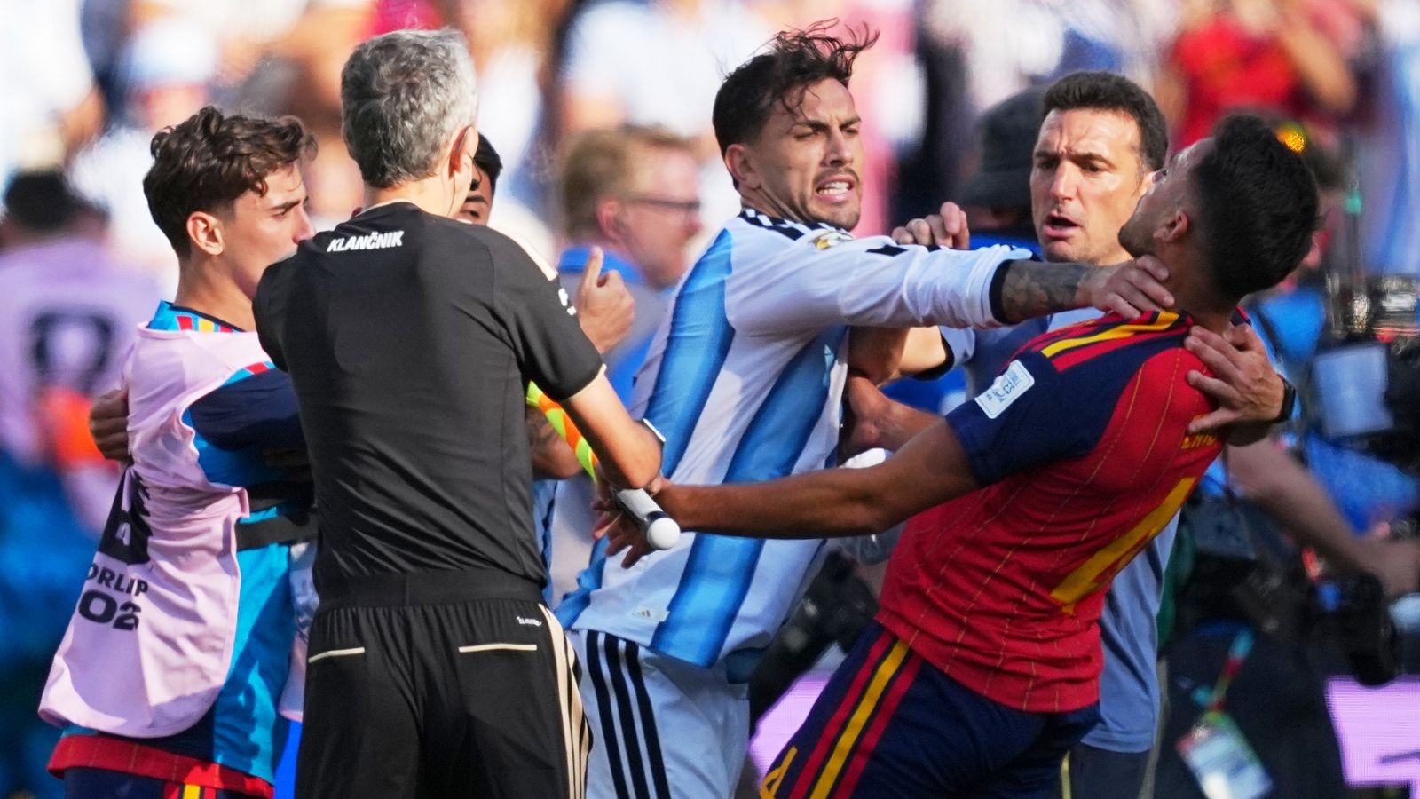 الأوراق الوطنية تدافع عن الأرجنتين رغم الهزيمة أمام إسبانيا في نهائي كأس العالم