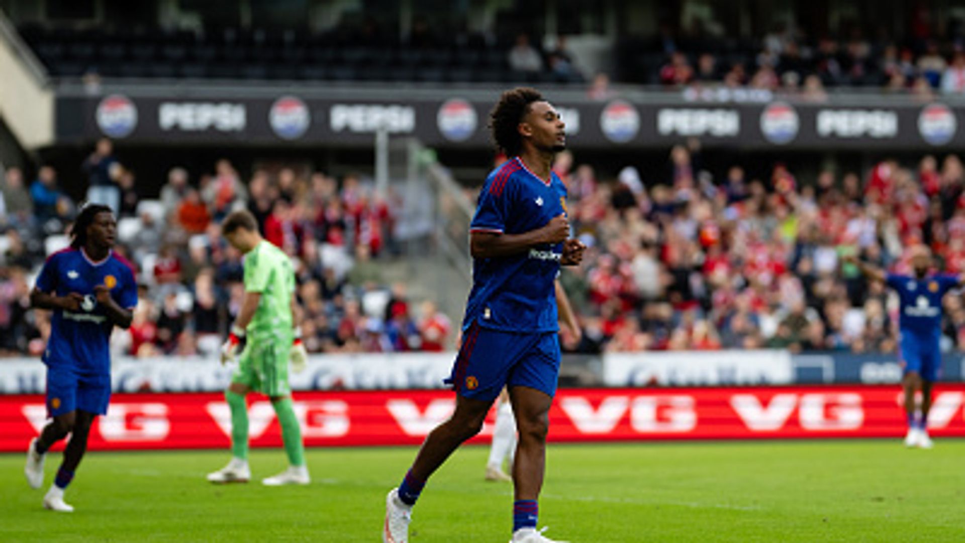 United running riot after special Zirkzee goal vs Rosenborg LIVE!