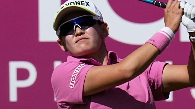 Aki Iwai, do Japão, dá sua primeira tacada na última rodada do Campeonato Evian (AP Photo/Laurent Cipriani)