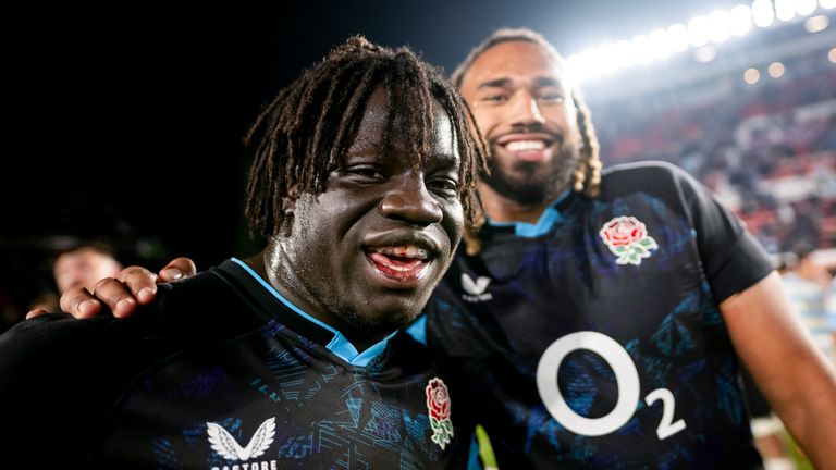 Asher Opoku-Fordjour (à esquerda) e Chandler Cunningham-South foram alvo de um pequeno grupo de torcedores durante a vitória da Inglaterra em San Juan em 2025