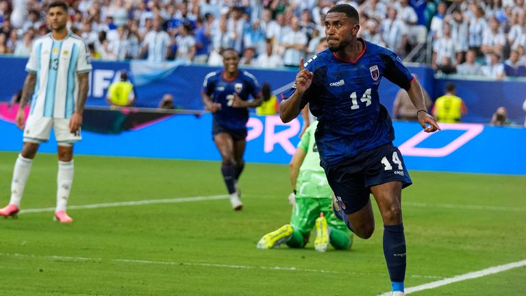 Deroy Duarte, de Cabo Verde, comemora o primeiro gol da sua seleção contra a Argentina