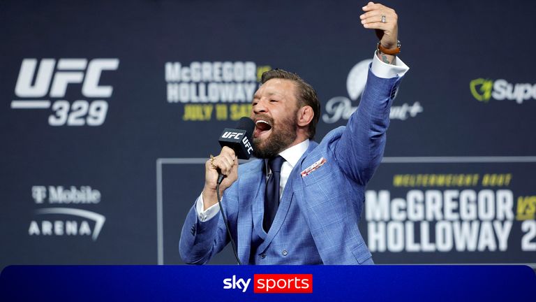 
Watch Conor McGregor serenade the crowd with a cover of  'Wonderwall’ before facing off with Max Holloway. 
 

