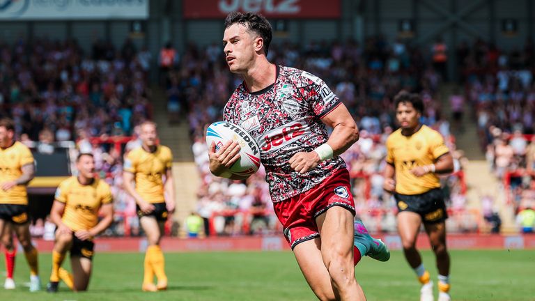 David Armstrong of Leigh Leopards runs in to score a try
