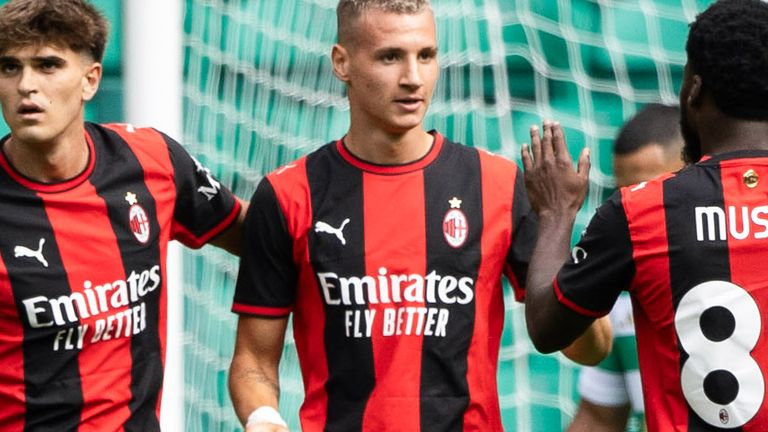 Francesco Camarda (centro) comemora o gol que fez o 2 a 2 durante um amistoso de pré-temporada entre Celtic e AC Milan no Celtic Park