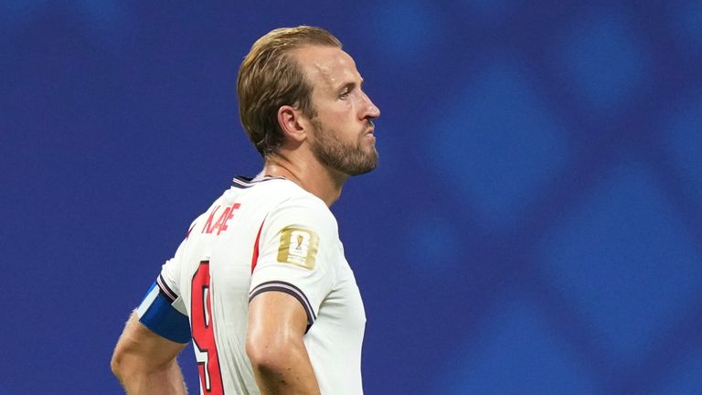 O inglês Harry Kane aparece desanimado no final do jogo após a derrota por 2 a 1 para a Argentina (AP Photo/Stephanie Scarbrough)