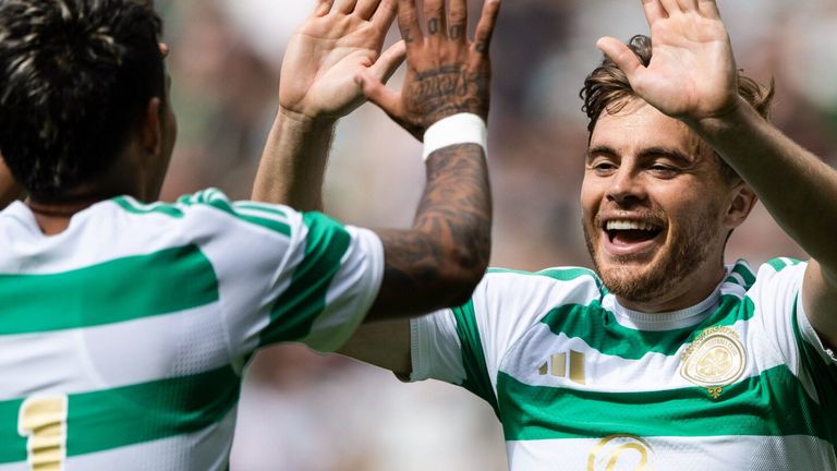 James Forrest (R) comemora o gol do 2 a 0 com Camilo Duran durante amistoso entre Celtic e AC Milan no Celtic Park