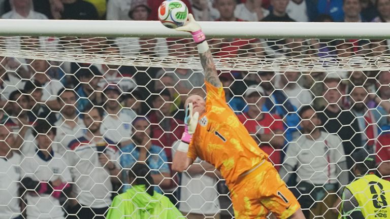 Jordan Pickford denies Raul Jimenez at full stretch