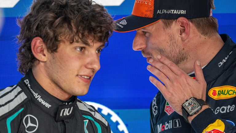 O piloto italiano da Mercedes, Kimi Antonelli, e o holandês da Red Bull Racing, Max Verstappen