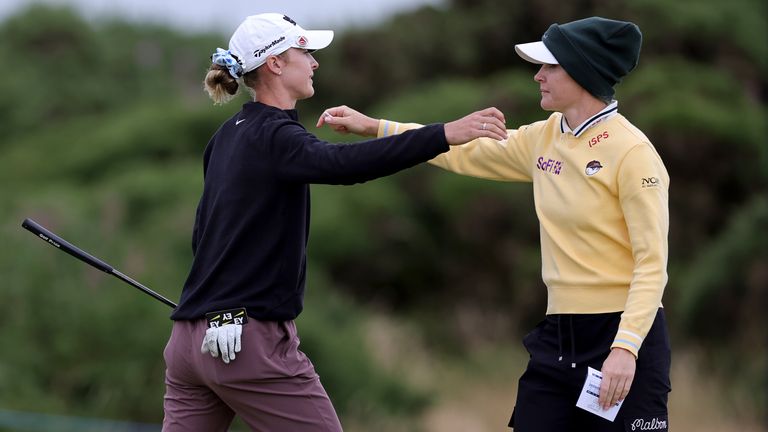 Nelly Korda (esquerda) e Charley Hull (direita) lutaram durante o terceiro round