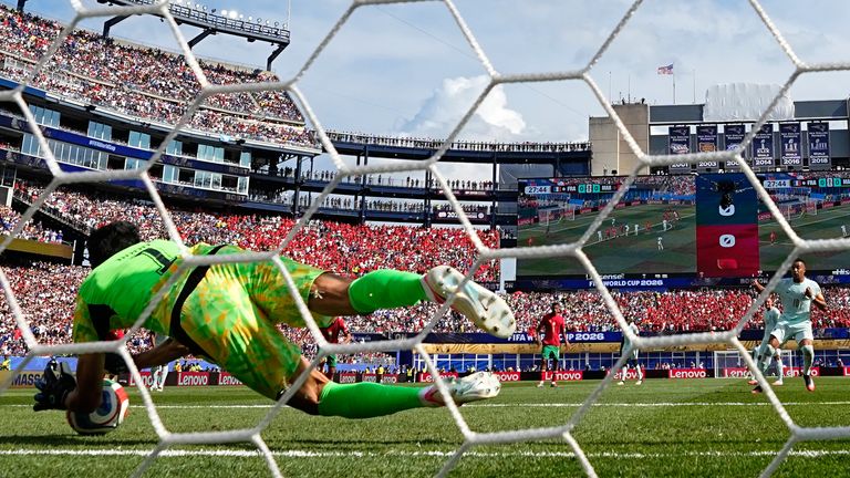 O goleiro marroquino Yassine Bounou defende um pênalti do francês Kylian Mbappe nas quartas de final da Copa do Mundo