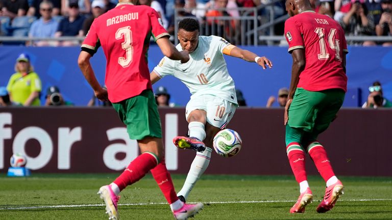 Kylian Mbappé, da França, marca o primeiro gol nas quartas de final da Copa do Mundo contra o Marrocos