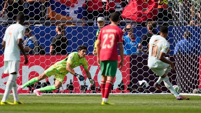 O goleiro marroquino Yassine Bounou mergulha para impedir um pênalti do francês Kylian Mbappe, à direita, durante a partida de futebol das quartas de final da Copa do Mundo entre França e Marrocos em Foxborough, Massachusetts, perto de Boston, quinta-feira, 9 de julho de 2026. (AP Photo / Matt Slocum)