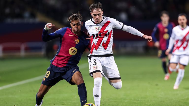 Lamine Yamal do FC Barcelona e Pep Chavarria do Rayo Vallecano competem pela bola durante um jogo da LaLiga em fevereiro de 2025