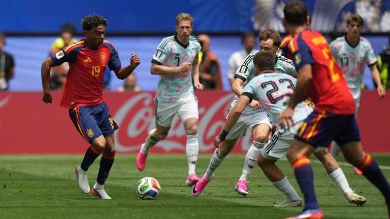 Spain's Lamine Yamal (19) controls the ball during the World Cup quarterfinal soccer match between Spain and Belgium in Inglewood, Calif., near Los Angeles, Friday, July 10, 2026. (AP Photo/Andre Penner)