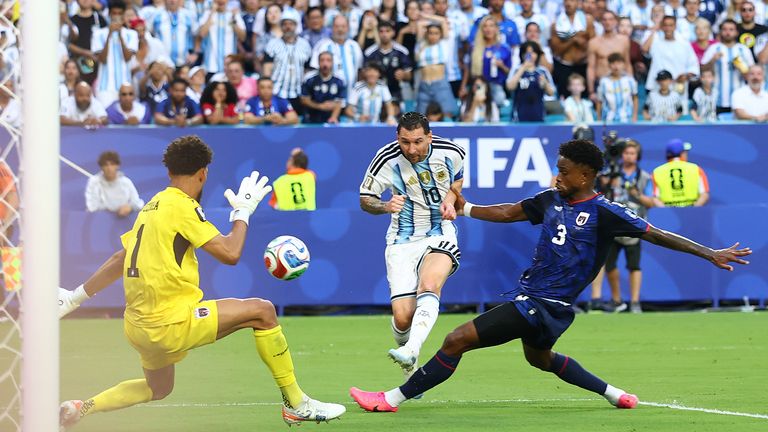 Lionel Messi marca o primeiro gol da Argentina contra Cabo Verde na Copa do Mundo