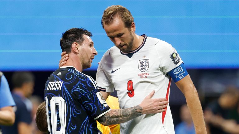 Lionel Messi da Argentina e Harry Kane da Inglaterra se abraçam em tempo integral (AP Photo/Erik S. Lesser)