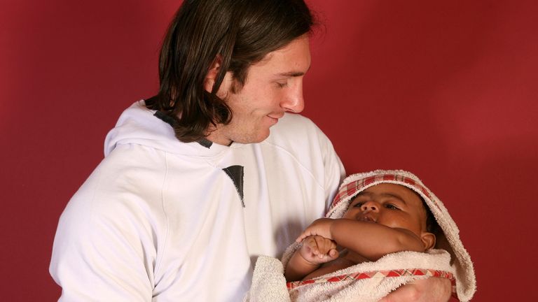 O astro do futebol Lionel Messi, de 20 anos, embala Lamine Yamal, que tinha apenas seis meses na época, durante uma sessão de fotos em setembro de 2007 no vestiário do estádio Camp Nou, em Barcelona, ​​Espanha. (Foto AP/Joan Monfort)