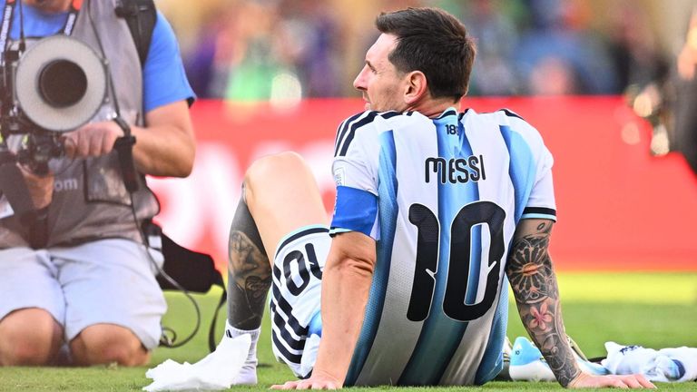 Messi olha para longe, seu sonho de uma segunda Copa do Mundo acabou