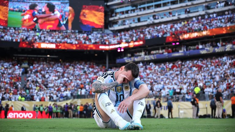 Messi enxuga os olhos enquanto a Espanha comemora a vitória na Copa do Mundo
