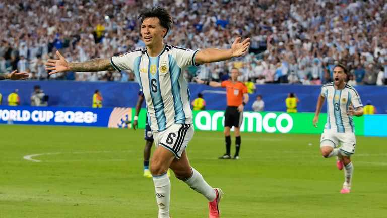 Lisandro Martinez, da Argentina, comemora após marcar o segundo gol de sua seleção durante a partida da Copa do Mundo contra Cabo Verde, em Miami