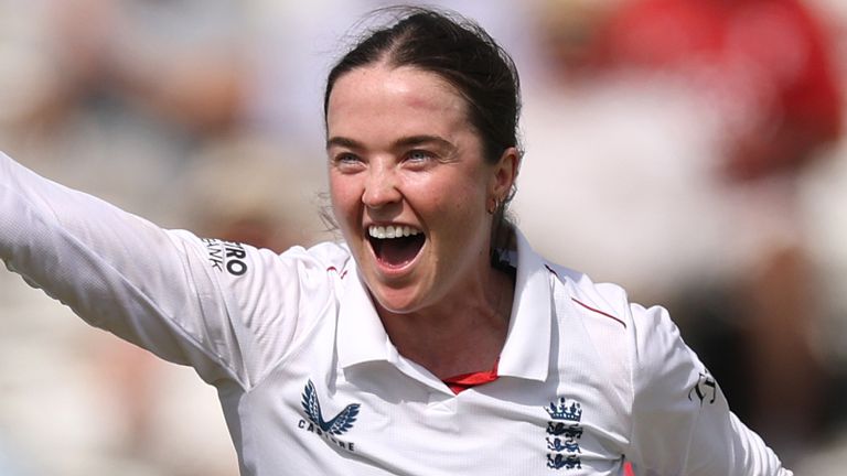 Mady Villiers comemora um de seus dois postigos nas primeiras entradas da Índia ao fazer sua estreia em uma partida de teste pela Inglaterra no Lord's